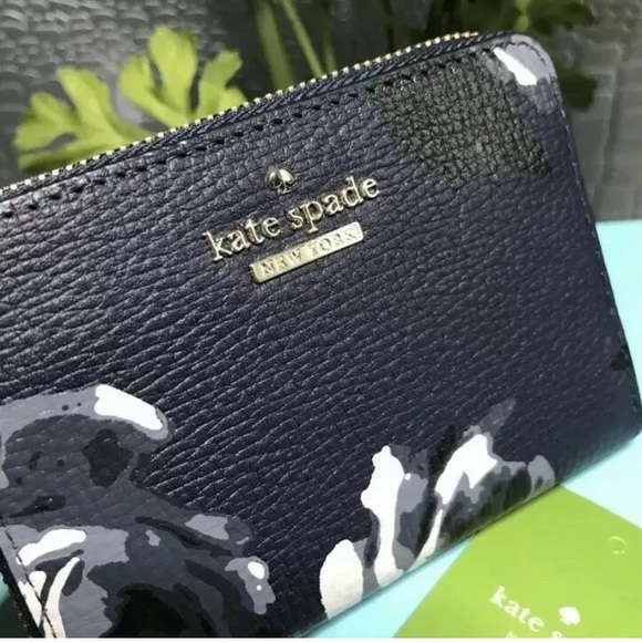 Authentic Kate Spade Dani zip wallet/Keychain 🦋 - Picture 3 of 8